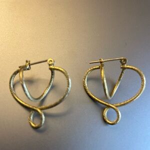 Vintage gold-tone earrings. Delightful.